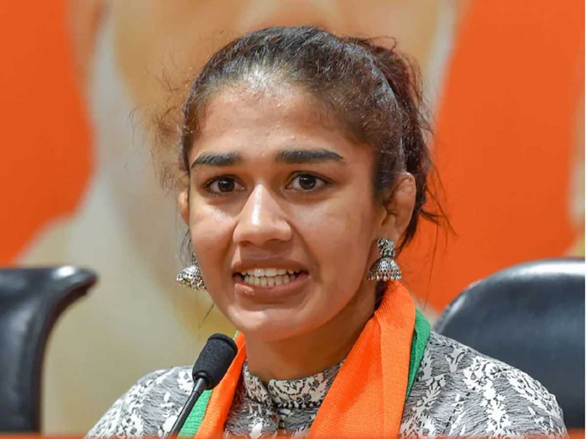 साक्षी मलिक पर बबीता फोगाट का पलटवार, ईमान बेचने का लगाया आरोप